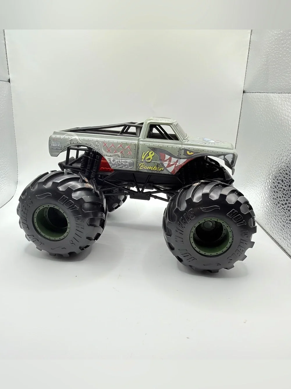 Hot Wheels ~ Monster Jam Truck ~ V8 BOMBER 1:24 scale